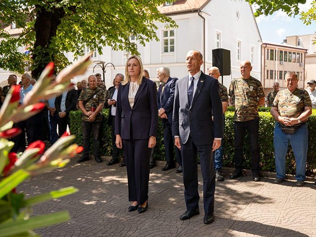 Odavanje počasti poginulim braniteljima i civilnim žrtvama zamjenice i župana u Gospiću                                                                                                                                                                   